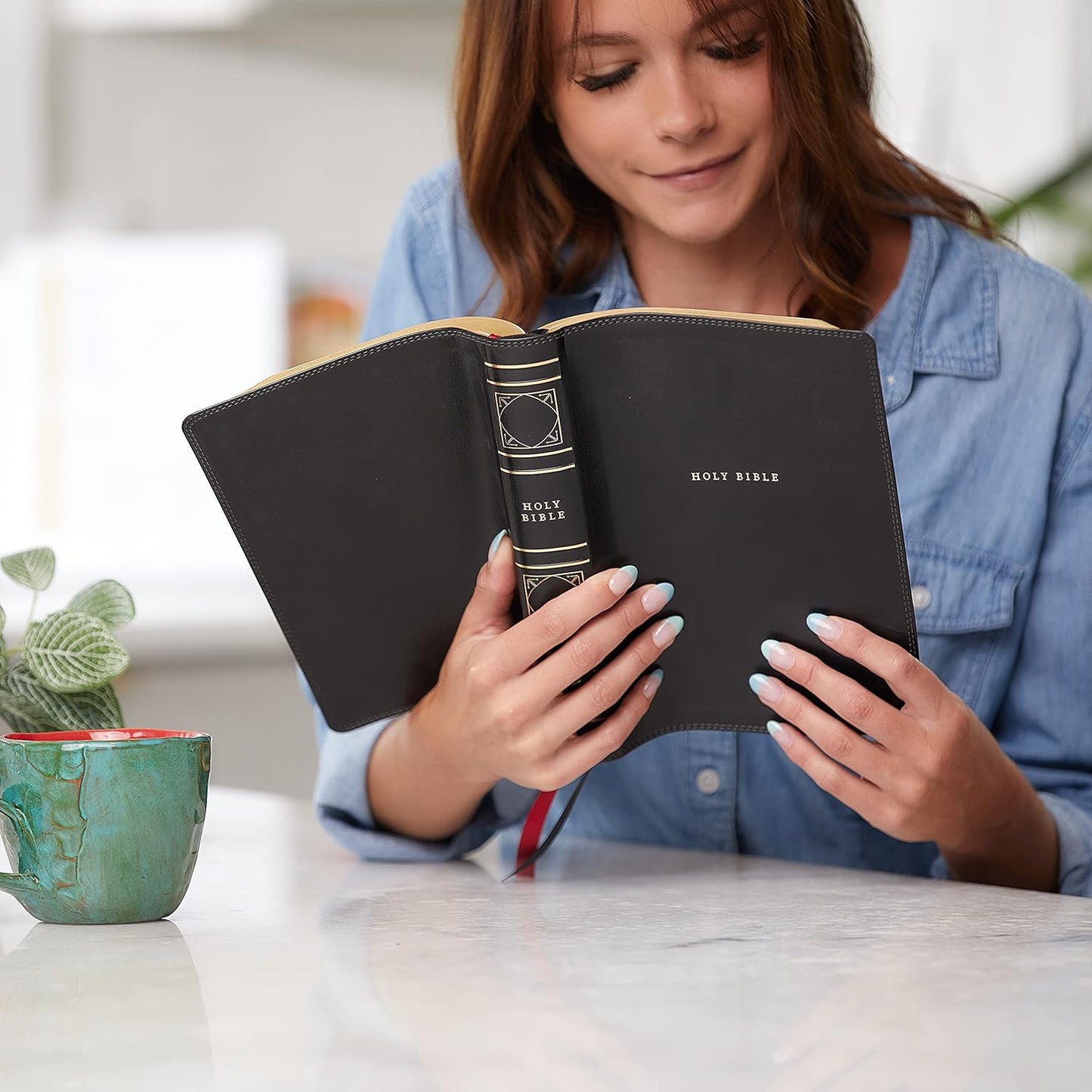 NKJV, Reference Bible, Classic Verse-by-Verse, Center-Column, Leathersoft, Black, Red Letter, Thumb Indexed, Comfort Print: Holy Bible, New King James Version